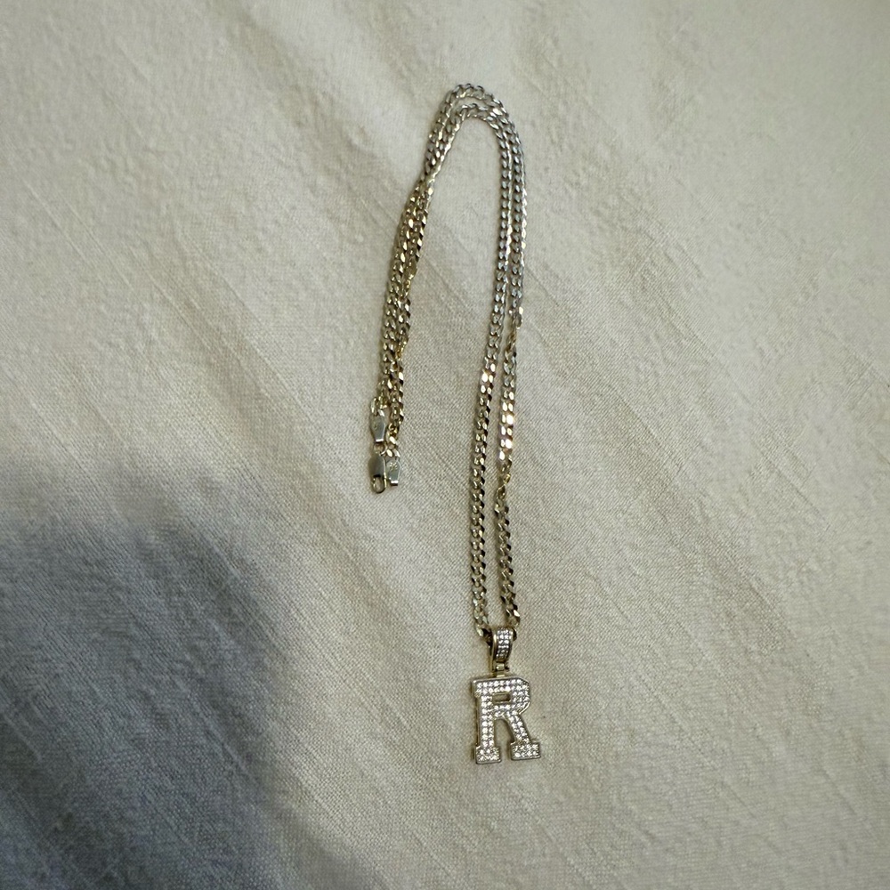 The M Jewelers NYC - R charm with chain in Gold Vermeil.